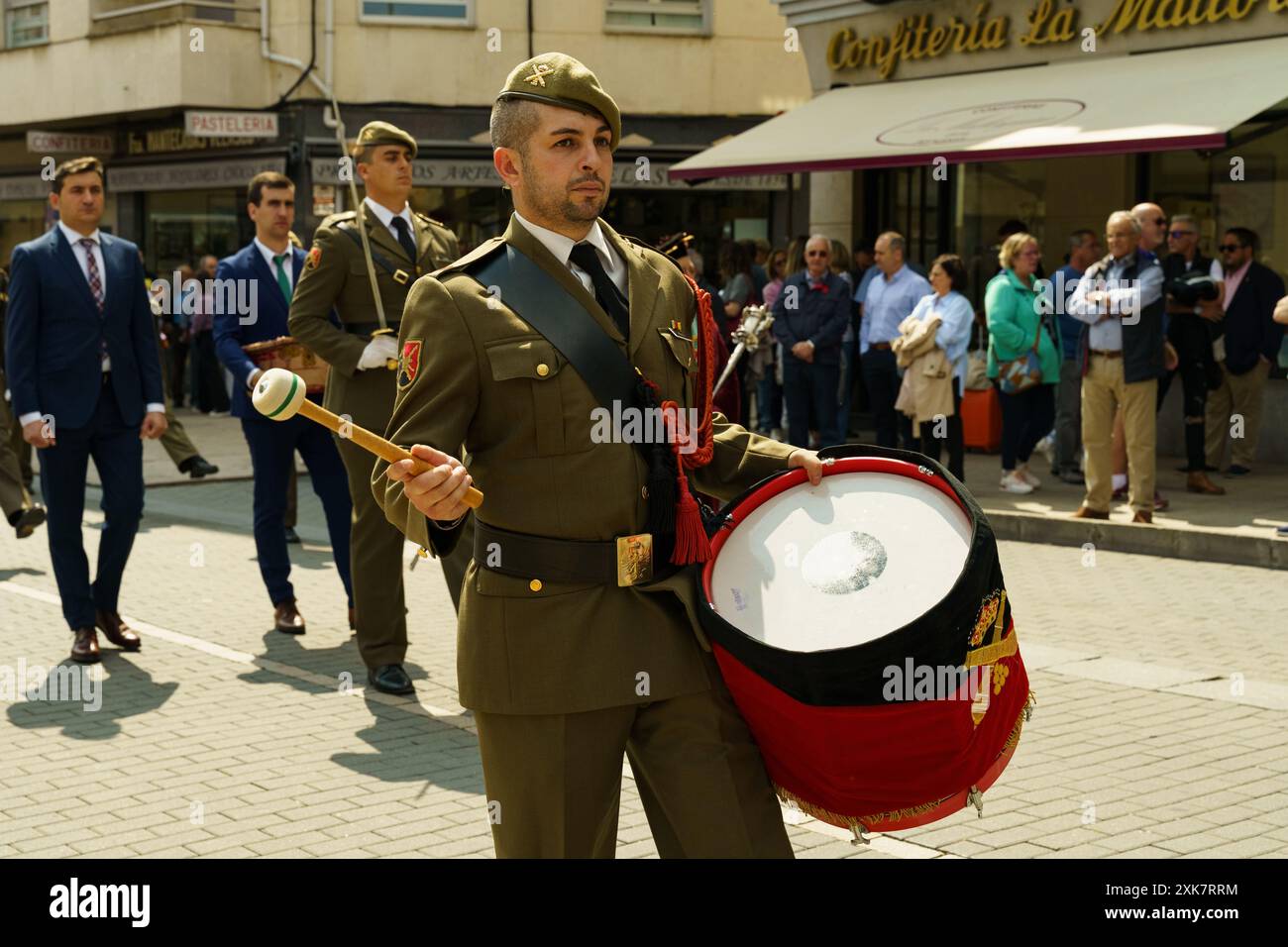 Astorga, Spagna - 4 giugno 2023: Un uomo in uniforme militare regge un tamburo, mostrando il suo ruolo e il suo abbigliamento in un ambiente formale. Foto Stock
