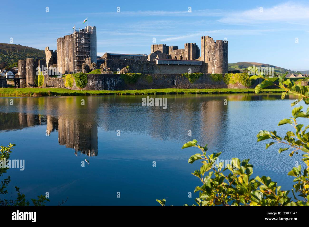 Caerphilly Castle (in gallese: Castell Caerffili) è un castello medievale che domina il centro della città di Caerphilly nel Galles meridionale. Sono gli larghi Foto Stock
