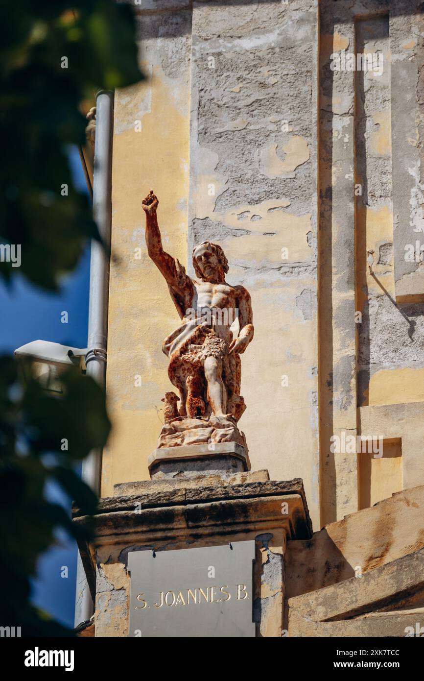 Nizza, Francia - 25 maggio 2024: Scultura sulla facciata della Chapelle de la Misericorde a Nizza Foto Stock