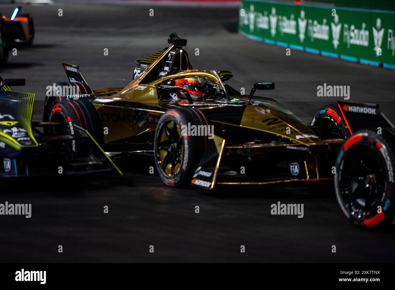 DS Penske piloti Stoffel Vandoorne e Jean-Eric Vergne corrono durante l'Hankook London Formula e-Prix Race 1 all'Excel Centre. Foto Stock
