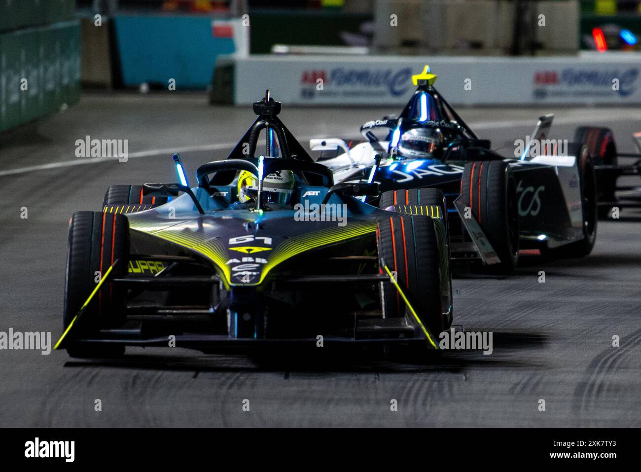 I piloti gareggiano durante l'Hankook London Formula e-Prix Race 1 all'Excel Centre. Foto Stock