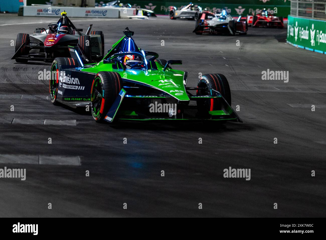 I piloti gareggiano durante l'Hankook London Formula e-Prix Race 1 all'Excel Centre. Foto Stock