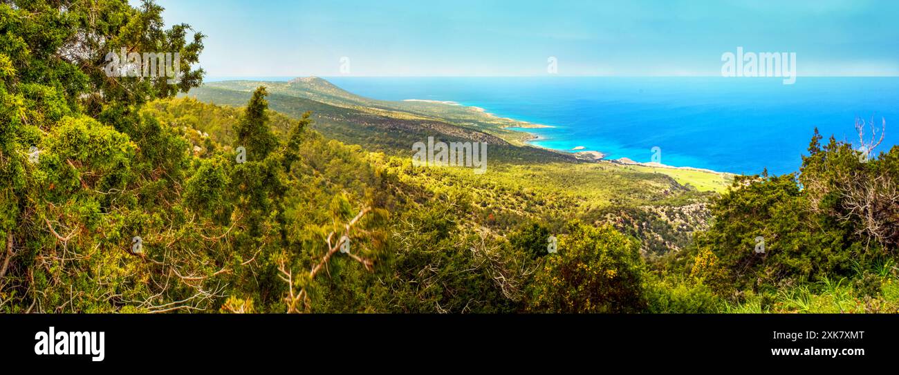 Paesaggio mediterraneo, panorama, banner - vista dall'alto dalla catena montuosa alla penisola di Karpas, parte nord-orientale dell'isola di Cipro Foto Stock