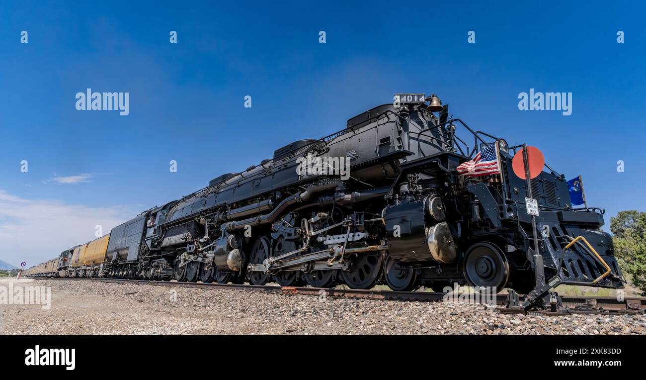 Locomotiva a vapore Union Pacific 4014 in direzione est a Independence Springs, Nevada. Foto Stock