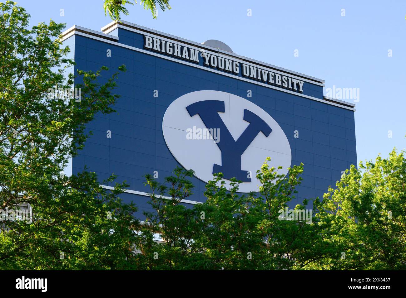 Provo, UT, Stati Uniti d'America - 10 giugno 2024; grande cartello con il logo della scuola presso la Brigham Young University Foto Stock
