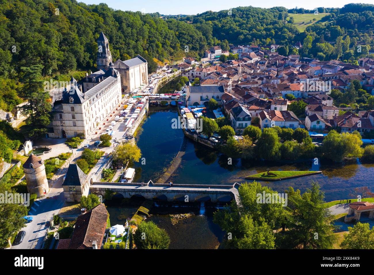 Veduta aerea dell'estate Brantome en Perigord sul fiume Dronne, Francia Foto Stock