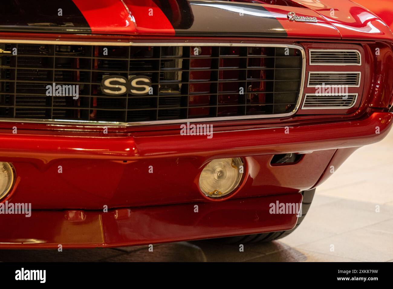 Halifax, nuova Scozia, Canada - 1 luglio 2024: Una Chevy SS rossa lucida, 454 auto d'epoca. La muscle car americana Chevy SS ha una griglia cromata nera. Foto Stock