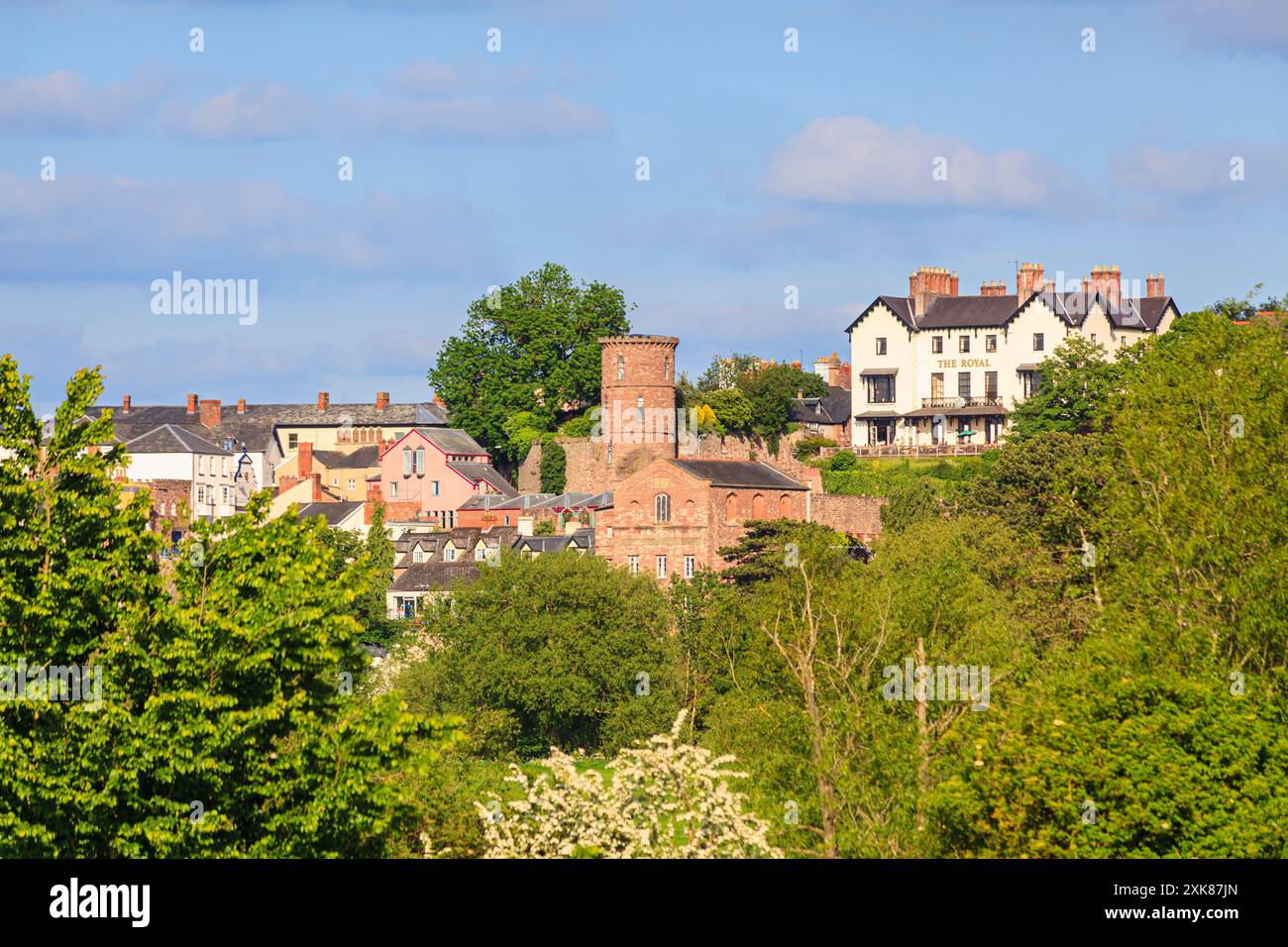 Veduta della Torre Gazebo nelle Mock Gothic Town Walls e del Royal Hotel a Ross-on-Wye, una cittadina nell'Herefordshire vicino ai confini gallesi Foto Stock