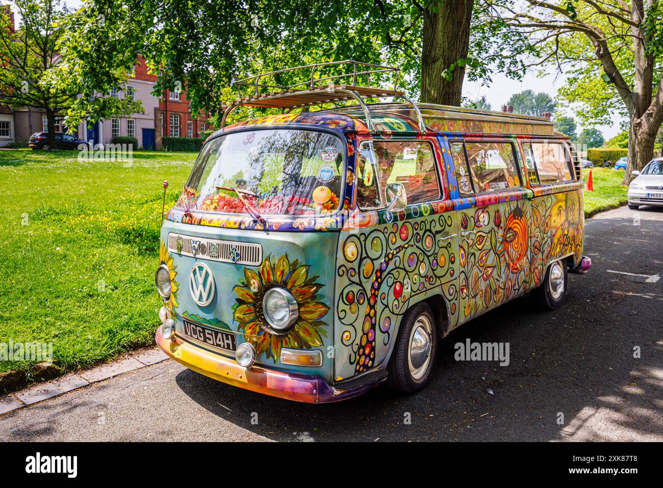 Camper Volkswagen d'epoca dipinta in stile hippie parcheggiata a College Green, Worcester, una città cattedrale nel Worcestershire, West Midlands, Inghilterra Foto Stock