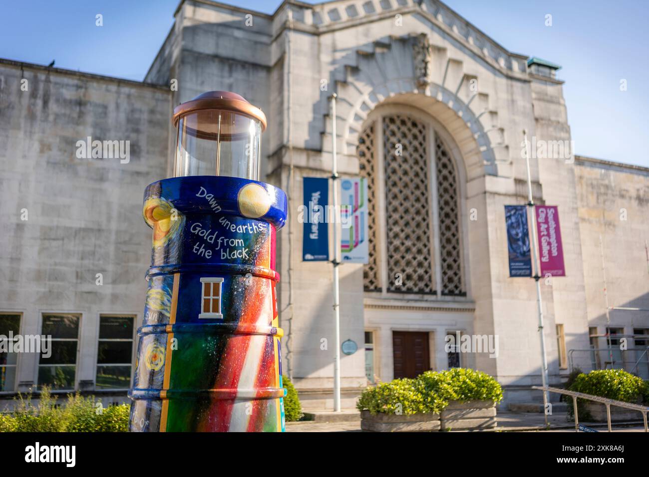 Light the South Art Trail 2024 - un'installazione artistica di piccoli fari colorati in tutta la città di Southampton con il contributo di una varietà di artisti, Hampshire, Inghilterra, Regno Unito Foto Stock