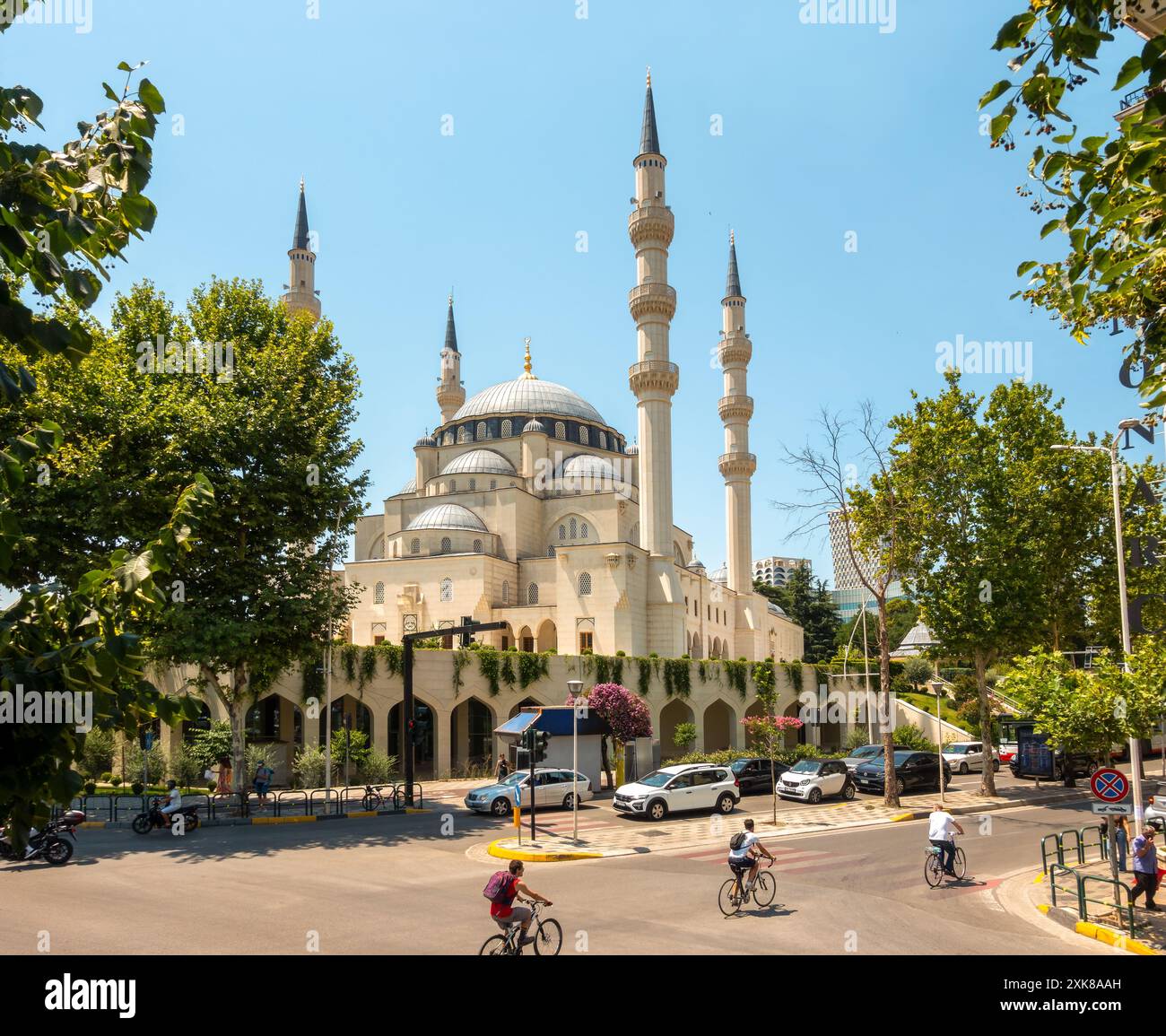 Grande Moschea di Tirana Albania, Namazgah, Namazgja, grande Moschea. Xhamia e Madhe e Tiranës, Xhamia e Namazgjasë in stile ottomano. In bicicletta a Tirana. Foto Stock