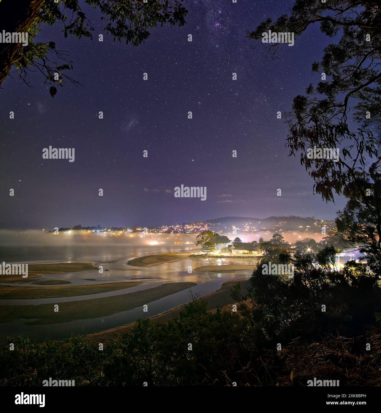 Immagine di Tyndall Beach delta Browns River di notte con stelle e nebbia marina luci notturne da Alum Cliffs a Kingston, Hobart, Tasmania, Australia Foto Stock