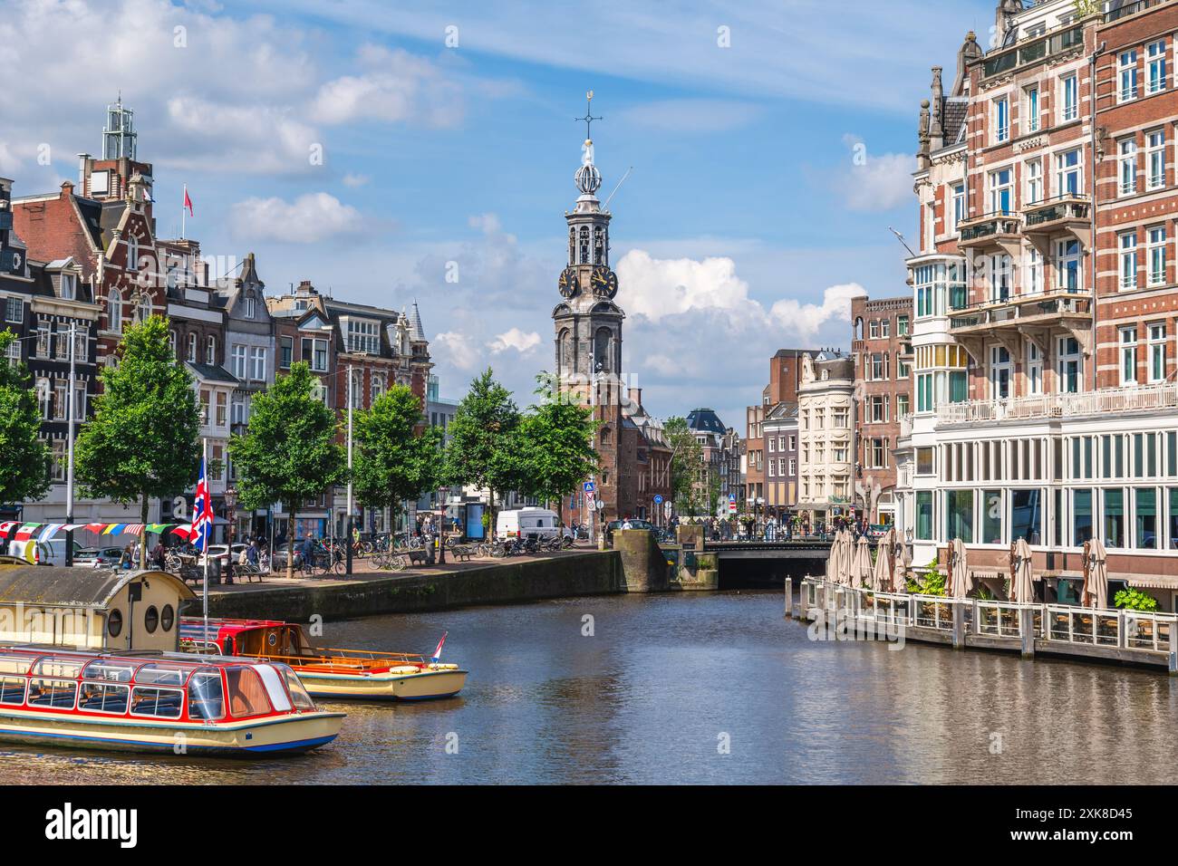 Il Munttoren o Munt, è la torre della zecca situata in piazza Muntplein ad Amsterdam, Paesi Bassi Foto Stock