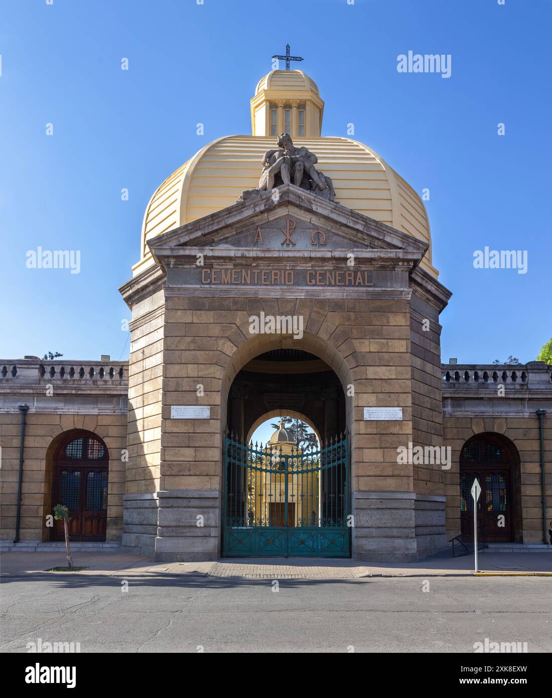 Cimitero generale di Santiago o ingresso porta Cementerio Vista frontale Ritratto, famoso luogo di sepoltura dei più influenti popoli dell'America Latina in Cile Foto Stock