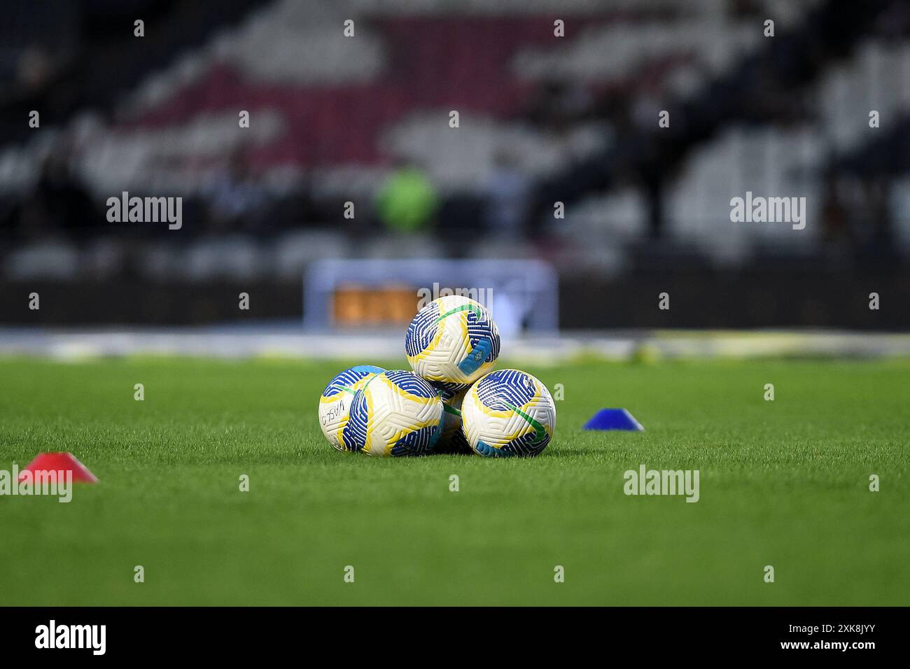 Rio de Janeiro, Brasile, 29 giugno 2024. Palloni da calcio, prima del riscaldamento della partita Vasco x Botafogo, per il Campionato brasiliano 2024, al São Foto Stock