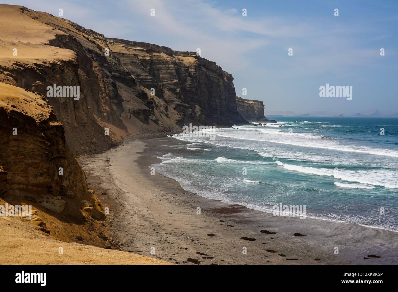 Paracas, Perù: Vista spettacolare della costa frastagliata di Paracas Peninsua lungo l'Oceano Pacifico in Perù nel Sud America Foto Stock