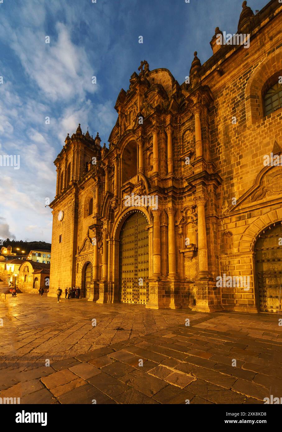 Cusco, Perù: Antica cattedrale di Cusco che risale al XVI secolo presso plaza de armas nella città vecchia di Cusco al crepuscolo nelle Ande peruviane Foto Stock