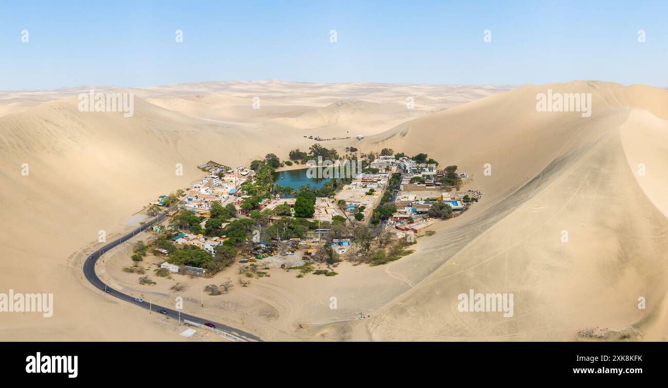 Huacachina, Perù: Foto aerea dell'oasi di Huacachina nel deserto di sabbia vicino a Ica in Perù nel Sud America. Foto Stock