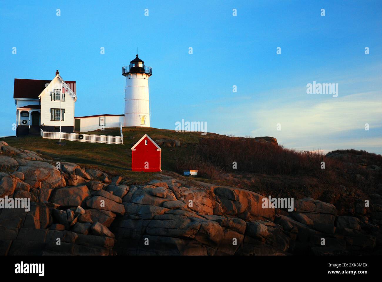 Il faro di Nubble si trova al largo di York, Maine Foto Stock