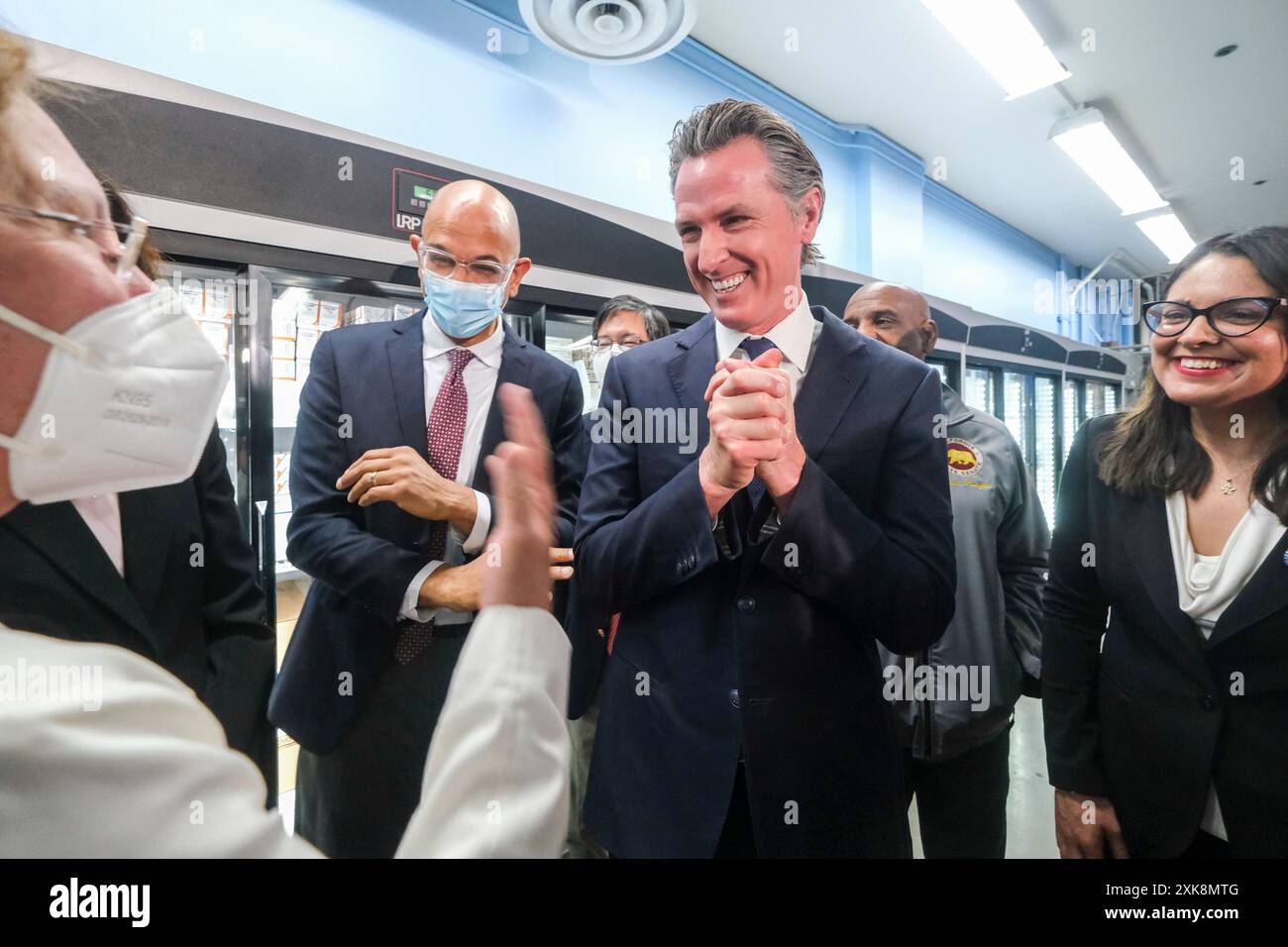 Downey, California, Stati Uniti. 18 marzo 2023. Il governatore della California GAVIN NEWSOM (2° R) sorride con il personale dopo una conferenza stampa mentre visitava un magazzino Kaiser permanente. Newsom ha annunciato una partnership con Civica Rx per fornire insulina ai californiani per 0 per 10 millilitri, che secondo lui era appena un decimo del costo attuale. (Credit Image: © Ringo Chiu/ZUMA Press Wire) SOLO PER USO EDITORIALE! Non per USO commerciale! Foto Stock