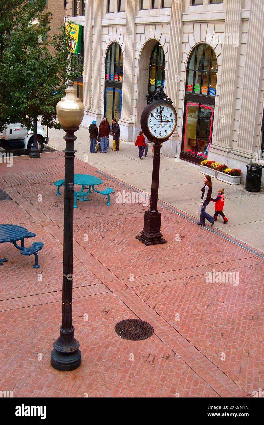 Una madre e un figlio attraversano una piazza a Easton, Pennsylvania Foto Stock