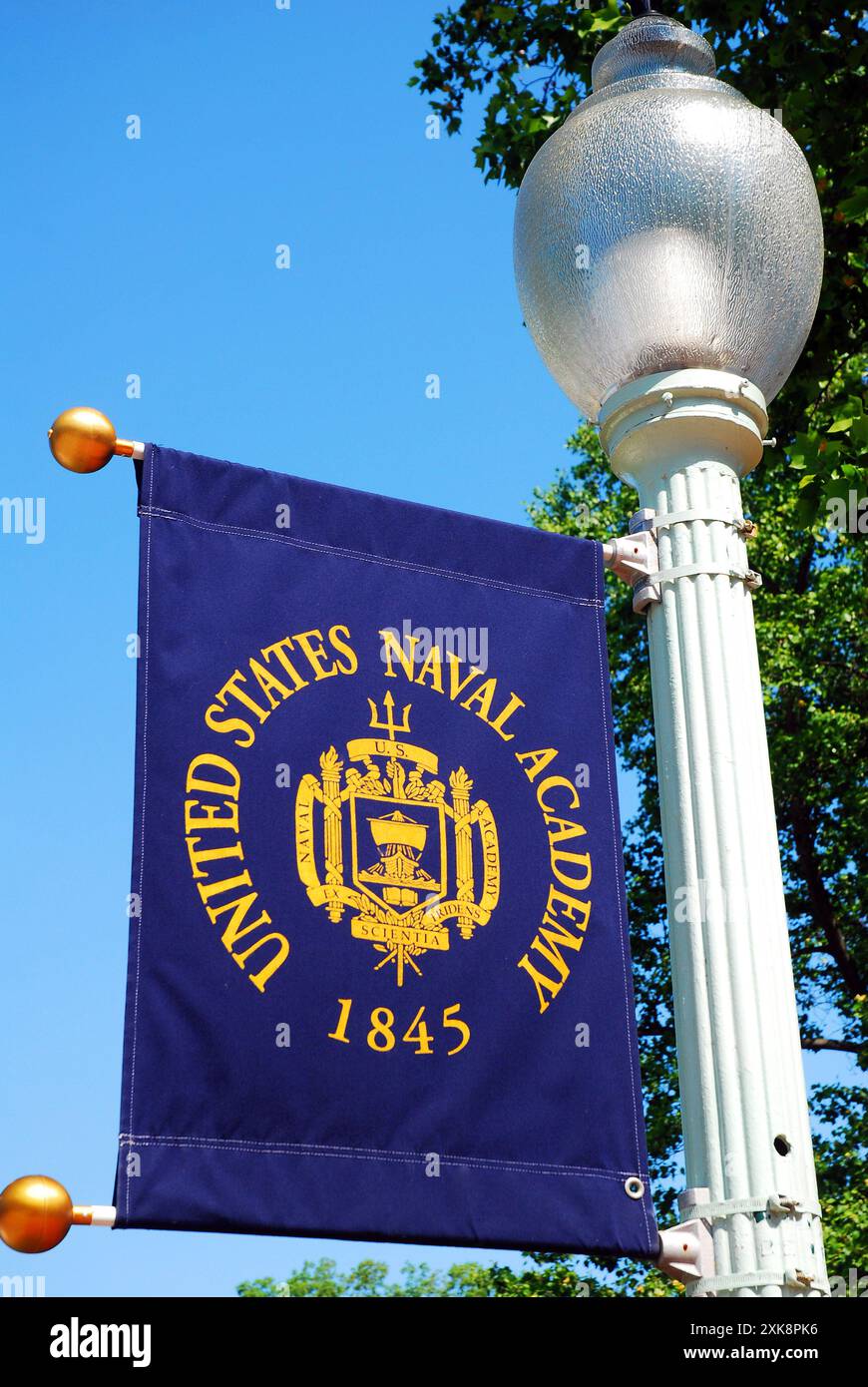 Uno striscione blu marino è appeso su un lampione della United States Naval Academy di Annapolis, Maryland Foto Stock