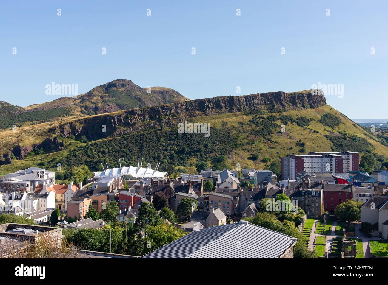 Arthur's Seat e Salisbury Crags a Edimburgo, Scozia, visti da Calton Hill. Foto Stock