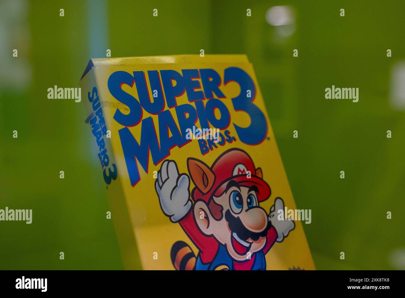 Berlin-Mitte Themenbild - Verpackung von Super Mario Bros 3 im Computerspielemuseum Berlin, 06.07.2024 Themenbild - Verpackung von Super Mario Bros 3 im Computerspielemuseum Berlin, 06.07.2024 Spiel Super Mario Bros. 3 im Computerspielemuseum Berlin *** Berlin Mitte immagine a tema di Super Mario Bros 3 confezione nel computer Games Museum Berlin, 06 07 2024 immagine a tema della confezione di Super Mario Bros 3 al computer Games Museum di Berlino, 06 07 2024 Super Mario Bros 3 al computer Games Museum di Berlino Copyright: xEibner-Pressefoto/JonasxLohrmannx EP JLN Foto Stock