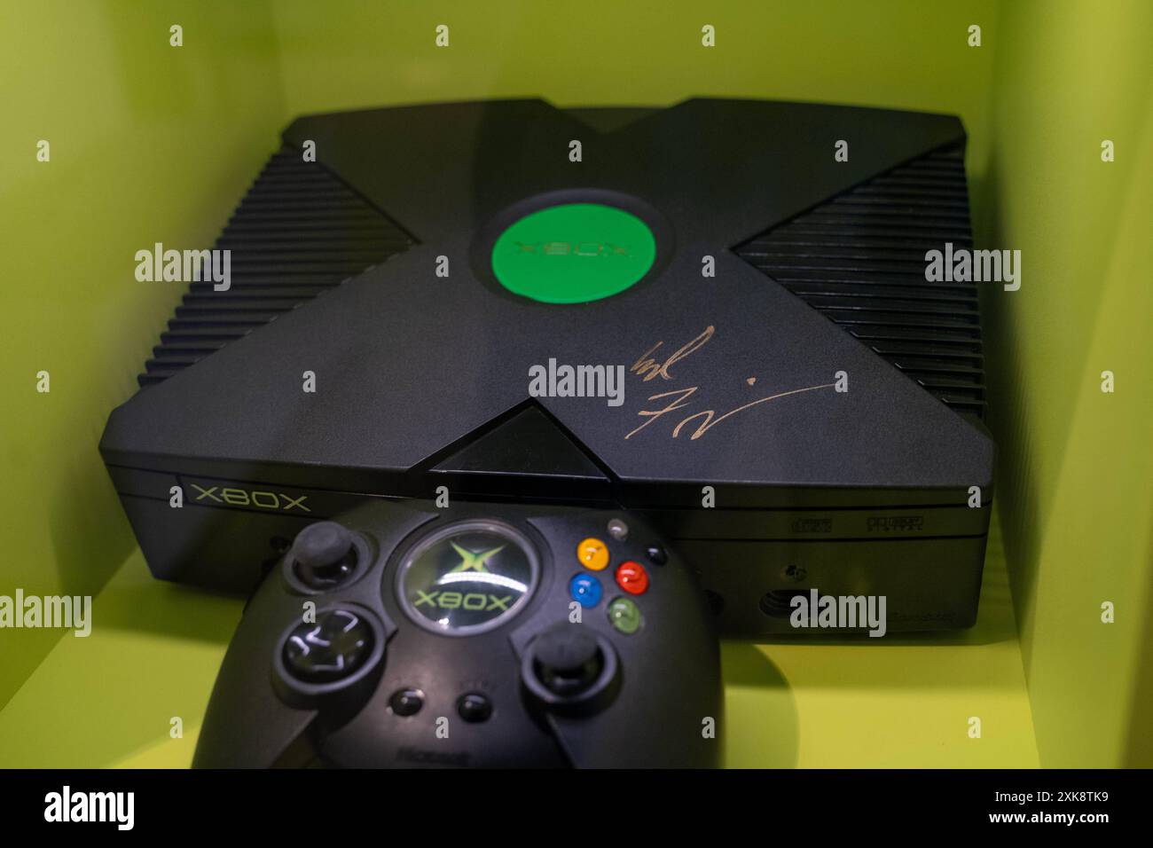 Berlin-Mitte Themenbild - Xbox Classic im Computerspielemuseum Berlin, 06.07.2024 Themenbild - Xbox Classic im Computerspielemuseum Berlin, 06.07.2024 Controller Xbox Classic von Microsoft im Computerspielemuseum Berlin *** immagine a tema Berlin Mitte Xbox Classic nel computer Games Museum Berlin, 06 07 2024 immagine a tema Xbox Classic nel computer Games Museum Berlin, 06 07 2024 Controller Xbox Classic di Microsoft nel computer Games Museum Berlin Copyright: xEibner-Pressefoto/JonasxLohrmannx EP JLN Foto Stock