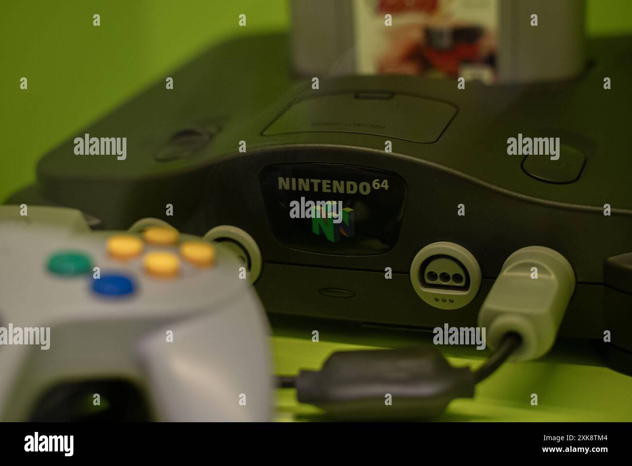 Berlin-Mitte Themenbild - Nintendo N64 Computerspielemuseum Berlin, 06.07.2024 Themenbild - Nintendo N64 Computerspielemuseum Berlin, 06.07.2024 Nintendo N64 64-bit-Spielkonsole im Computerspielemuseum Berlin *** Berlin Mitte Theme picture Nintendo N64 computer Games Museum Berlin, 06 07 2024 Theme picture Nintendo N64 computer Games Museum Berlin, 06 07 2024 console Nintendo N64 a 64 bit nel computer Games Museum di Berlino Copyright: xEibner-Pressefoto/JonasxLohrmannx EP JLN Foto Stock