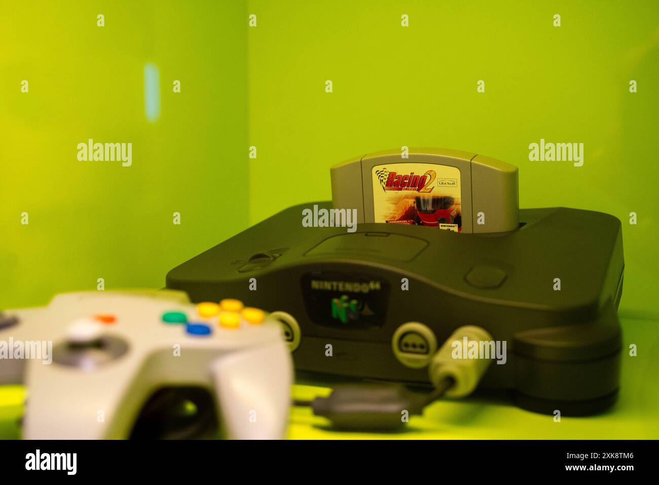 Berlin-Mitte Themenbild - Nintendo N64 Computerspielemuseum Berlin, 06.07.2024 Themenbild - Nintendo N64 Computerspielemuseum Berlin, 06.07.2024 Nintendo N64 64-bit-Spielkonsole im Computerspielemuseum Berlin *** Berlin Mitte Theme picture Nintendo N64 computer Games Museum Berlin, 06 07 2024 Theme picture Nintendo N64 computer Games Museum Berlin, 06 07 2024 console Nintendo N64 a 64 bit nel computer Games Museum di Berlino Copyright: xEibner-Pressefoto/JonasxLohrmannx EP JLN Foto Stock