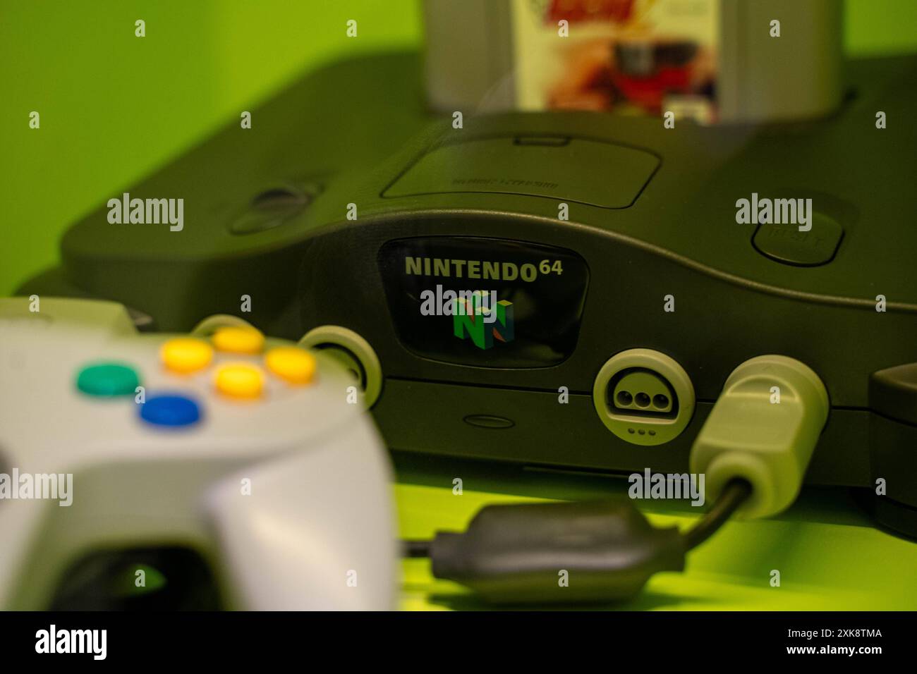Berlin-Mitte Themenbild - Nintendo N64 Computerspielemuseum Berlin, 06.07.2024 Themenbild - Nintendo N64 Computerspielemuseum Berlin, 06.07.2024 Nintendo N64 64-bit-Spielkonsole im Computerspielemuseum Berlin *** Berlin Mitte Theme picture Nintendo N64 computer Games Museum Berlin, 06 07 2024 Theme picture Nintendo N64 computer Games Museum Berlin, 06 07 2024 console Nintendo N64 a 64 bit nel computer Games Museum di Berlino Copyright: xEibner-Pressefoto/JonasxLohrmannx EP JLN Foto Stock