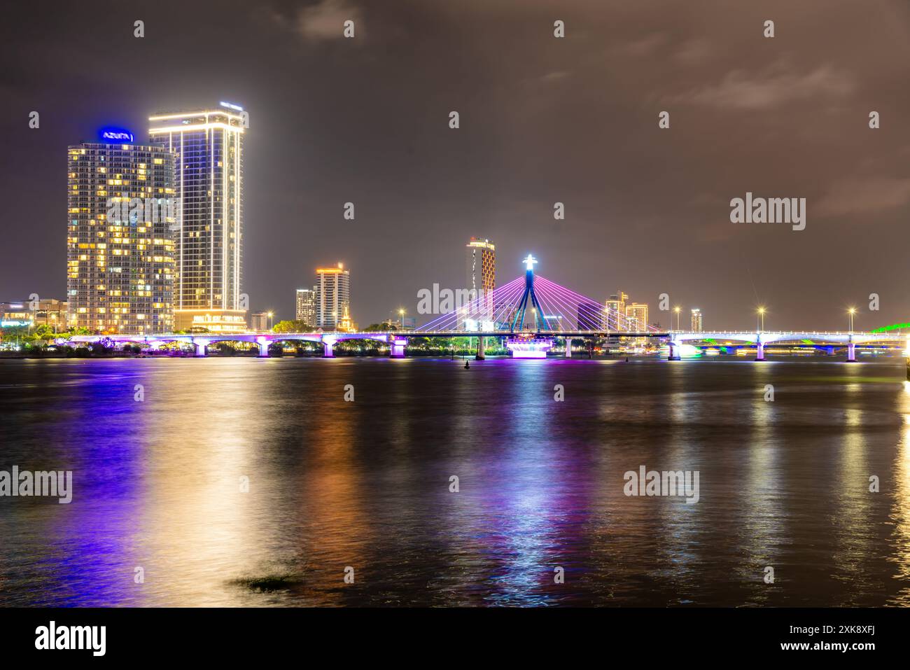 Ponte sul fiume Han di notte sfarzoso sul fiume Han. Attira ogni occasione turisti in una competizione internazionale di fuochi d'artificio. Foto Stock