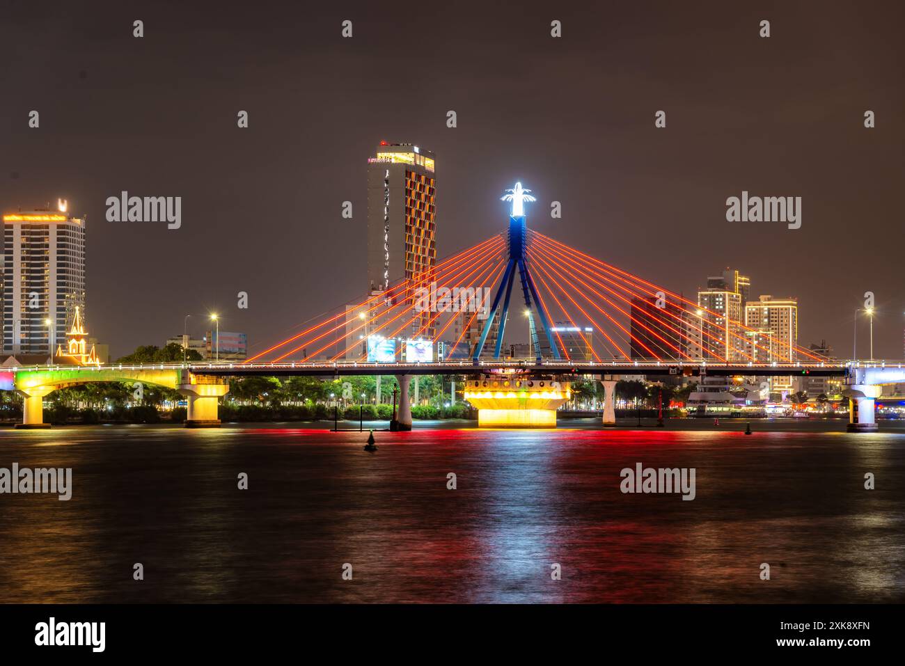 Ponte sul fiume Han di notte sfarzoso sul fiume Han. Attira ogni occasione turisti in una competizione internazionale di fuochi d'artificio. Foto Stock