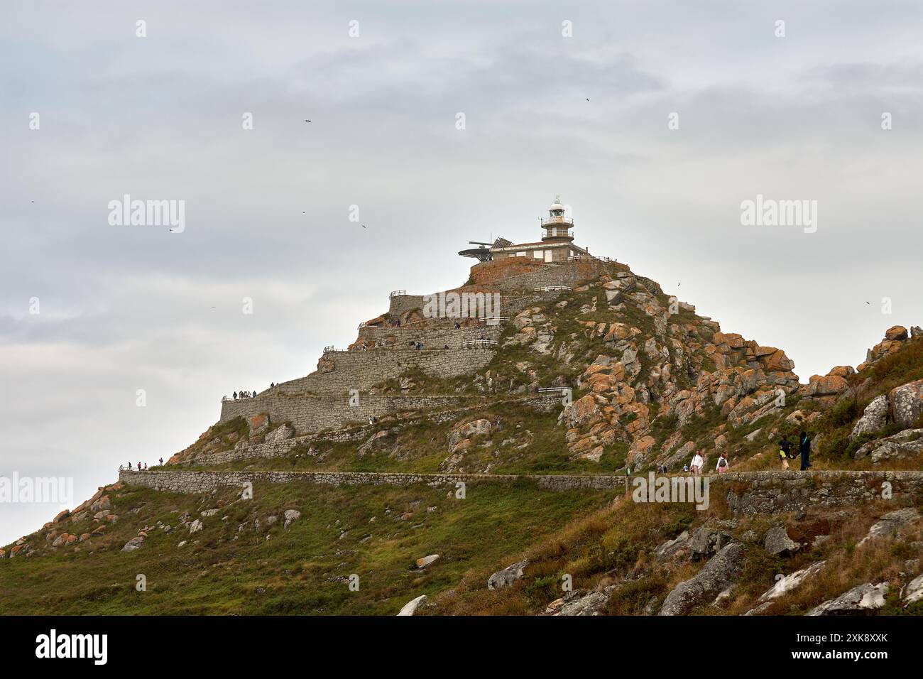 Questa sorprendente fotografia panoramica, scattata da un'angolazione bassa, cattura l'iconico faro sulle isole Cies in Galizia, Spagna. L'immagine è visibile Foto Stock