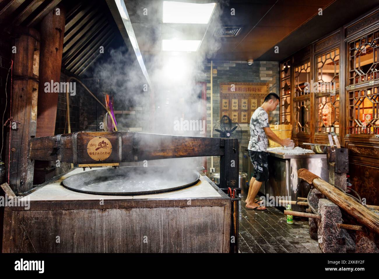 Pentola d'acqua bollente in cucina del ristorante tradizionale cinese Foto Stock