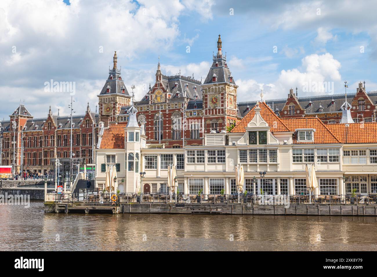 Amsterdam Centraal station, la più grande stazione ferroviaria di Amsterdam, Olanda settentrionale, Paesi Bassi Foto Stock