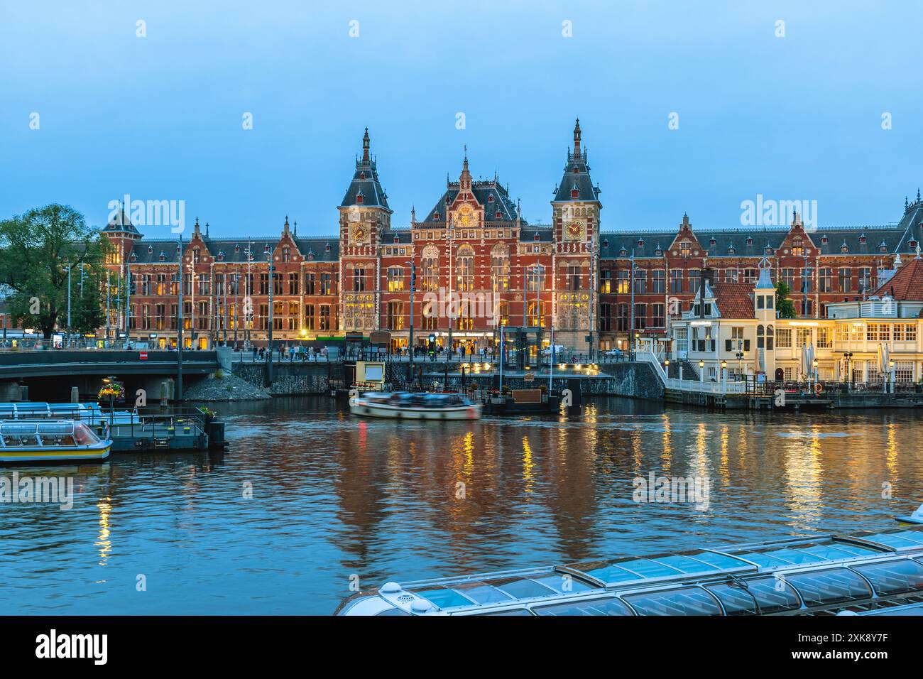 Amsterdam Centraal station, la più grande stazione ferroviaria di Amsterdam, Olanda settentrionale, Paesi Bassi Foto Stock