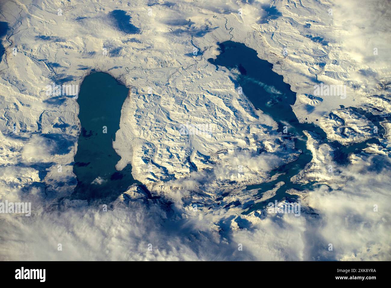 ARGENTINA - 3 luglio 2024 - in Patagonia meridionale, due laghi corrono vicinissimi l'uno all'altro, Viedma (a sinistra) e Argentino (a destra). Il ter circostante Foto Stock
