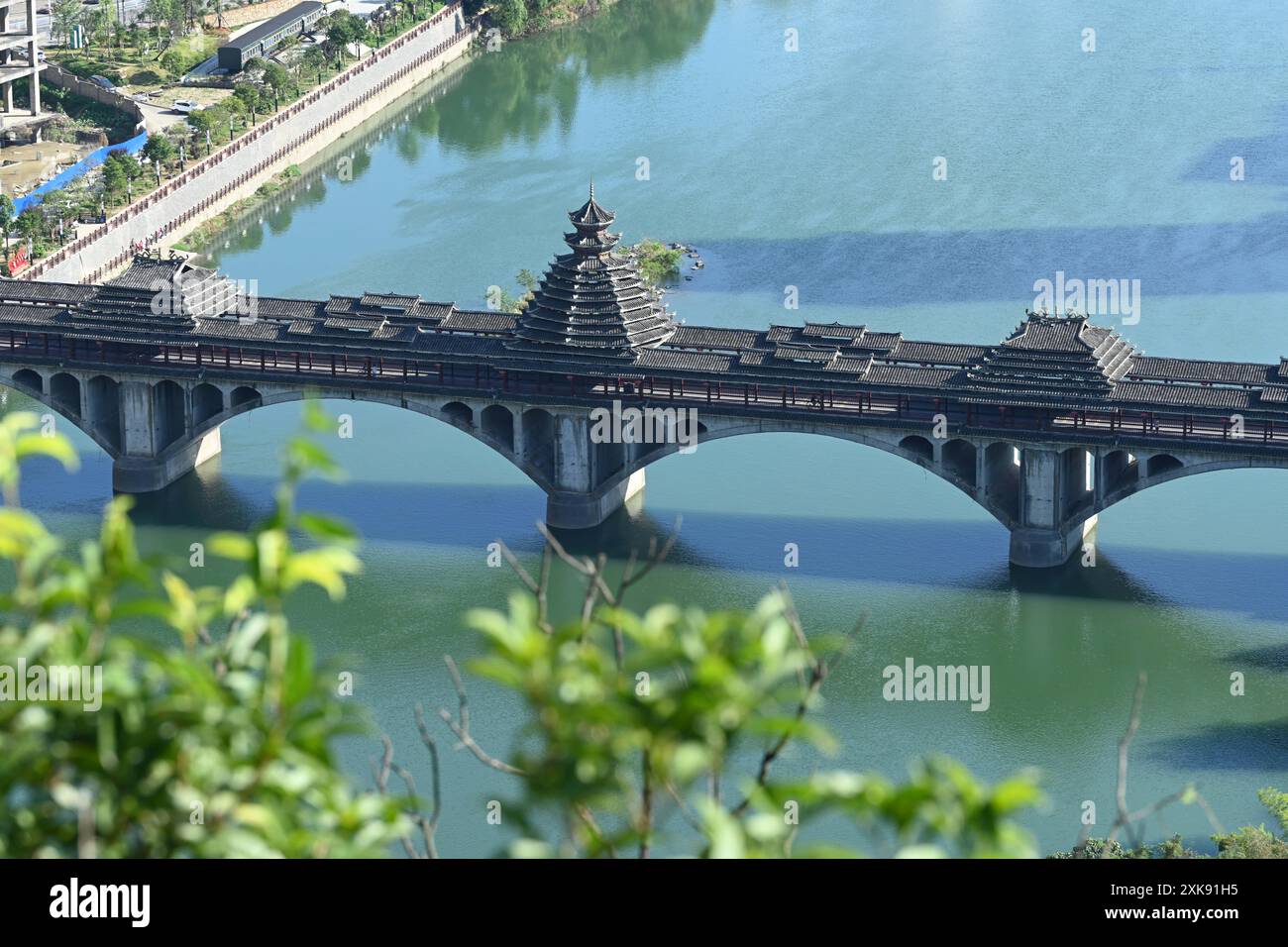 Yuping, Cina. 22 luglio 2024. Una foto aerea mostra il Wind and Rain Bridge sul fiume Wuyang nella contea di Yuping, provincia di Guizhou, Cina, il 21 luglio 2024. Il Wind and Rain Bridge è anche conosciuto come uno dei dieci ponti più incredibili del mondo. (Foto di Costfoto/NurPhoto) credito: NurPhoto SRL/Alamy Live News Foto Stock