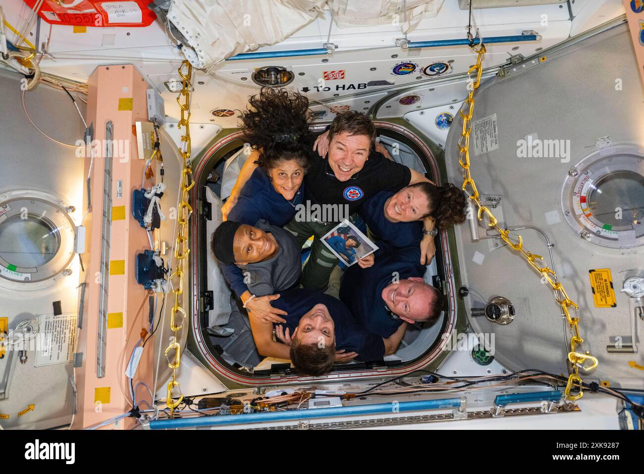 ISS - 11 luglio 2024 - in senso orario dal basso, astronauti della NASA Matthew Dominick, Jeanette Epps, Suni Williams, Mike Barratt, Tracy C. Dyson, e Butch Wi Foto Stock