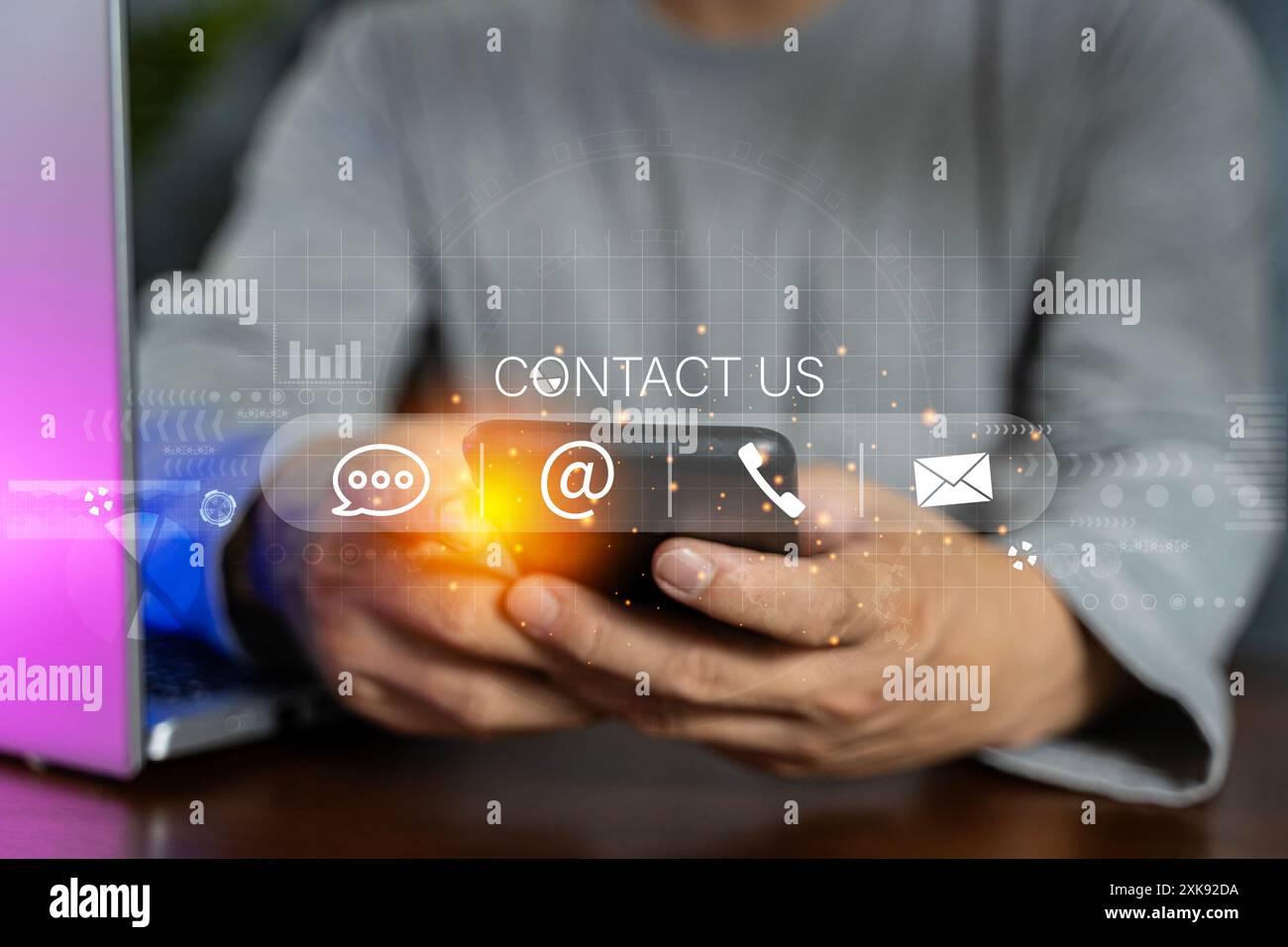Contattaci o contatta il servizio di assistenza clienti. Uomo d'affari che utilizza un laptop e tocca le icone dei contatti sullo schermo virtuale ( e-mail, indirizzo, live Foto Stock