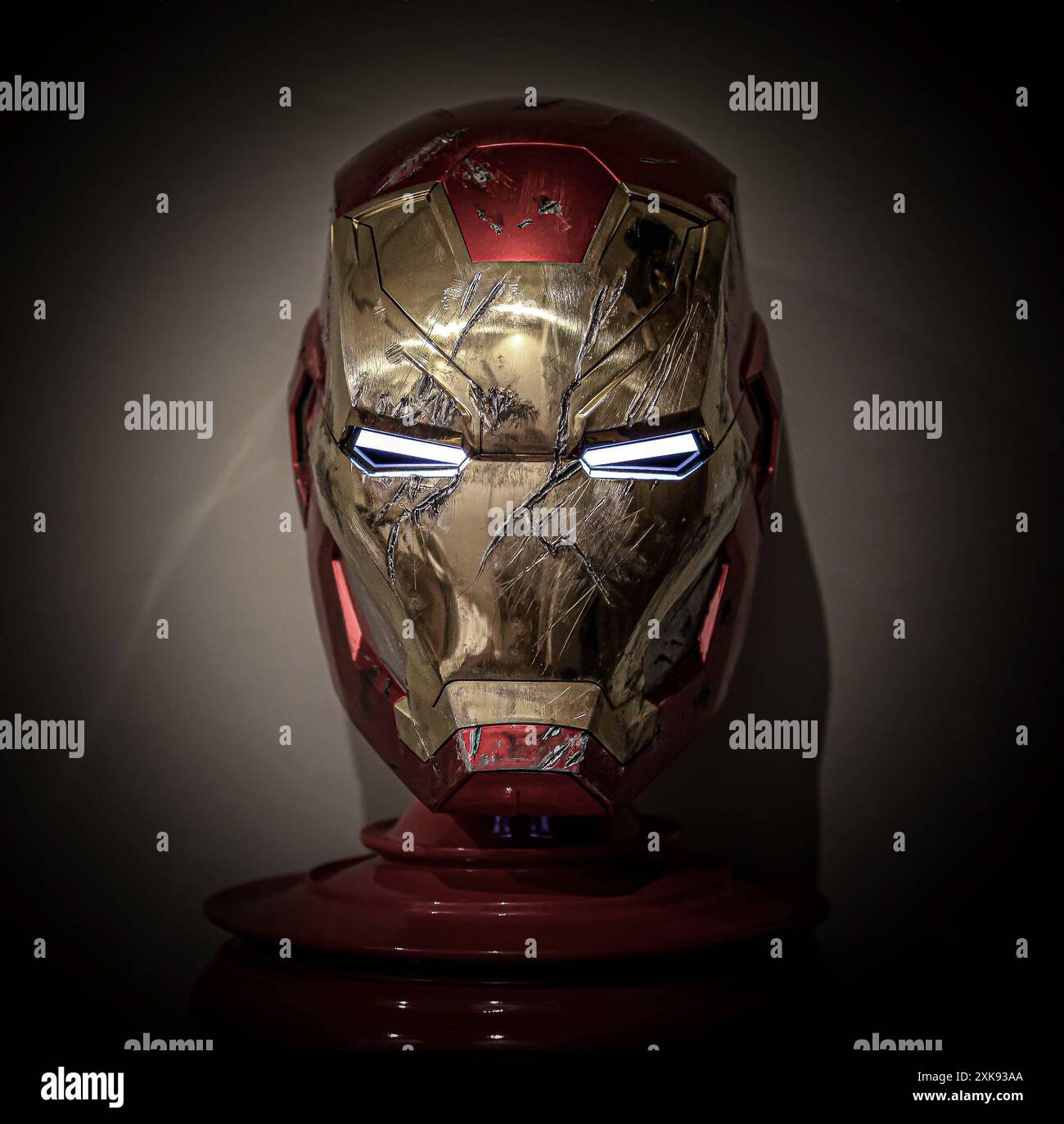 Dark Ambiance, Helmet Hasbro Marvel IRON MAN MK46, film sulla guerra civile, armatura personalizzata, lotta, danneggiato, graffi, cicatrici metalliche, fumetti, film, film Foto Stock