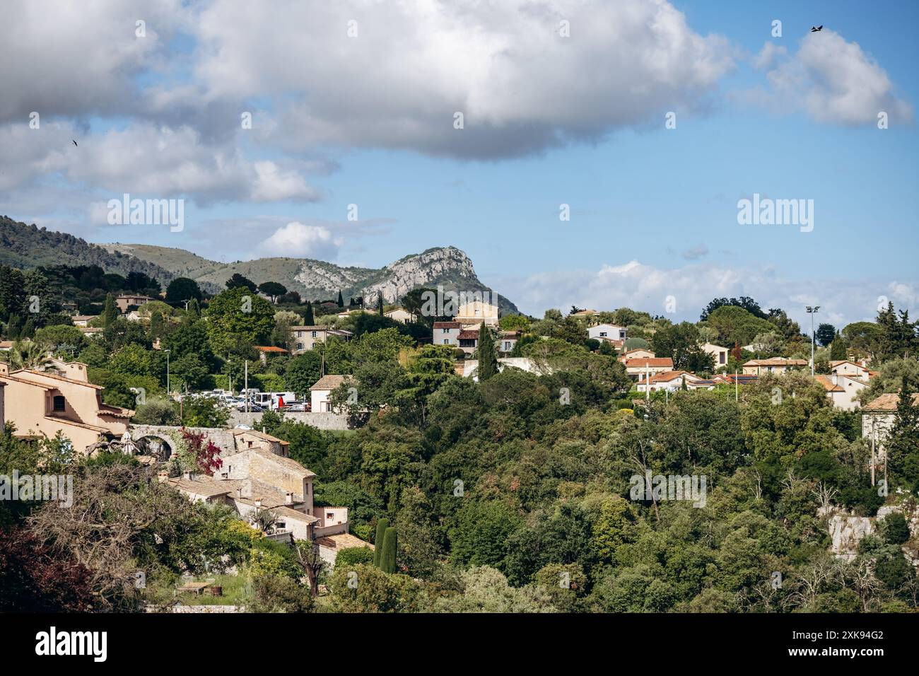 Vista del pittoresco villaggio di Tourettes-sur-Loup sulla Costa Azzurra Foto Stock