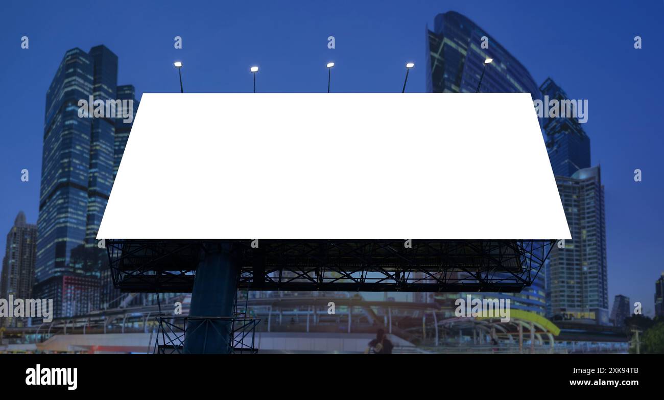 Cartellone pubblicitario vuoto nella città di Bangkok all'alba. Grandi cartelloni all'aperto nell'area del centro cittadino. Cartelloni bianchi bianchi sul retro Foto Stock