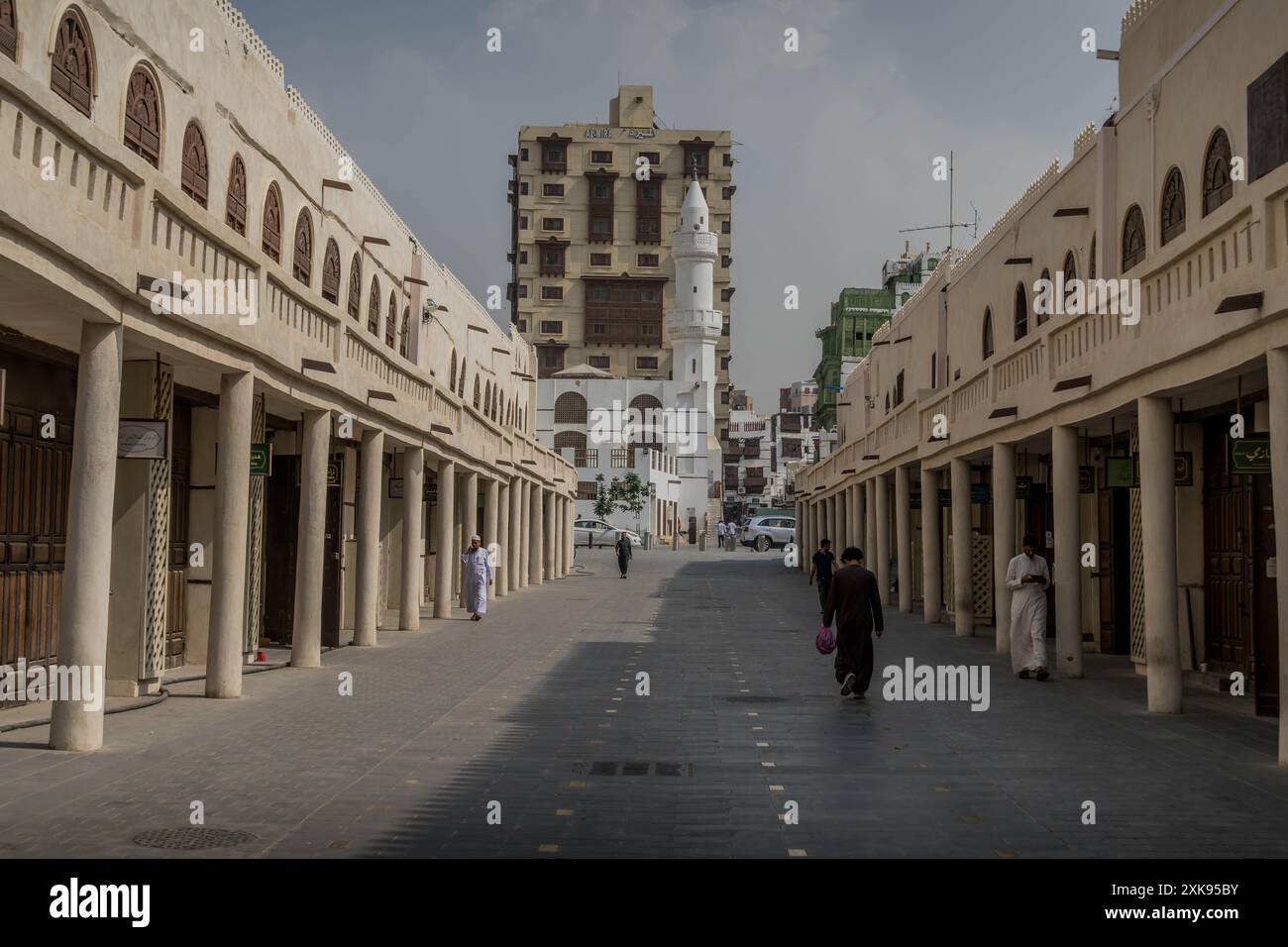 La strada vuota nell'area del mercato di Jeddah (Jiddah) nel centro dell'Arabia Saudita con i negozi chiusi. Foto Stock