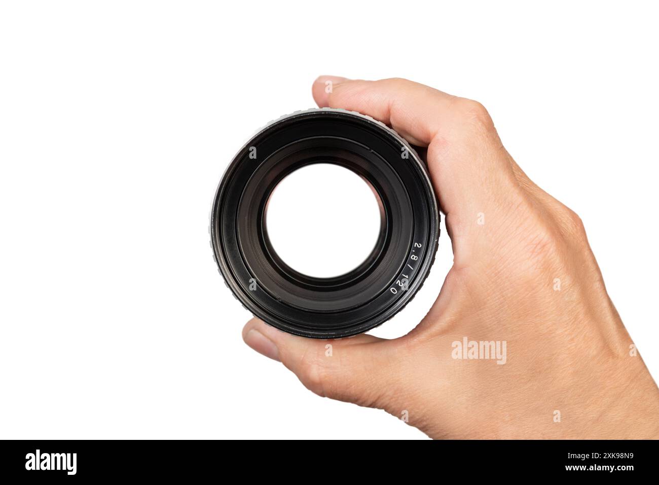 Una mano tiene l'obiettivo della fotocamera su uno sfondo bianco. Foto Stock