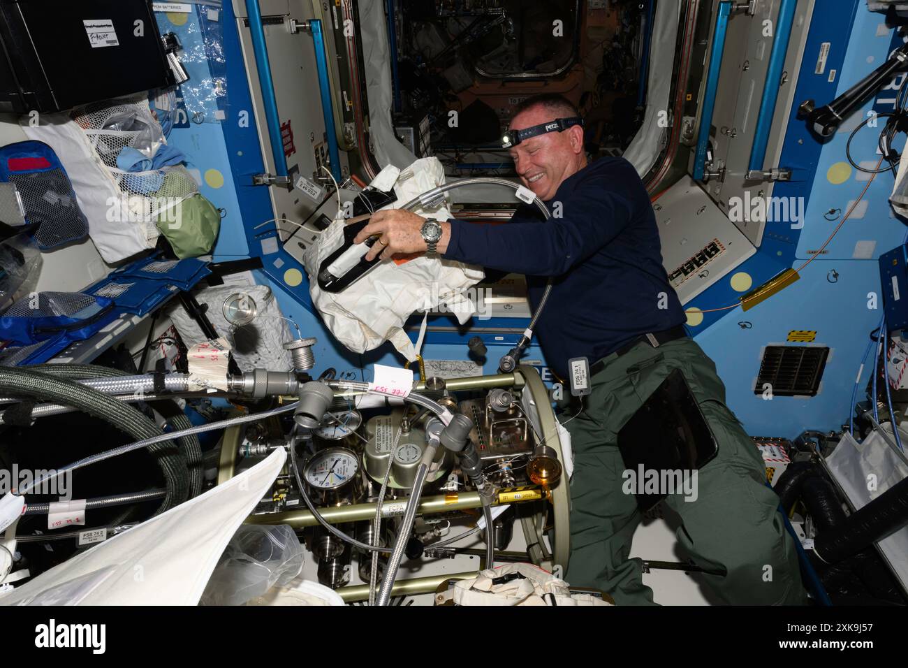 8 luglio 2024) --- l'astronauta della NASA e il comandante dei test di volo dell'equipaggio della Boeing Butch Wilmore lavora sul Fluid Systems Servicer che drena, spurga e cir Foto Stock