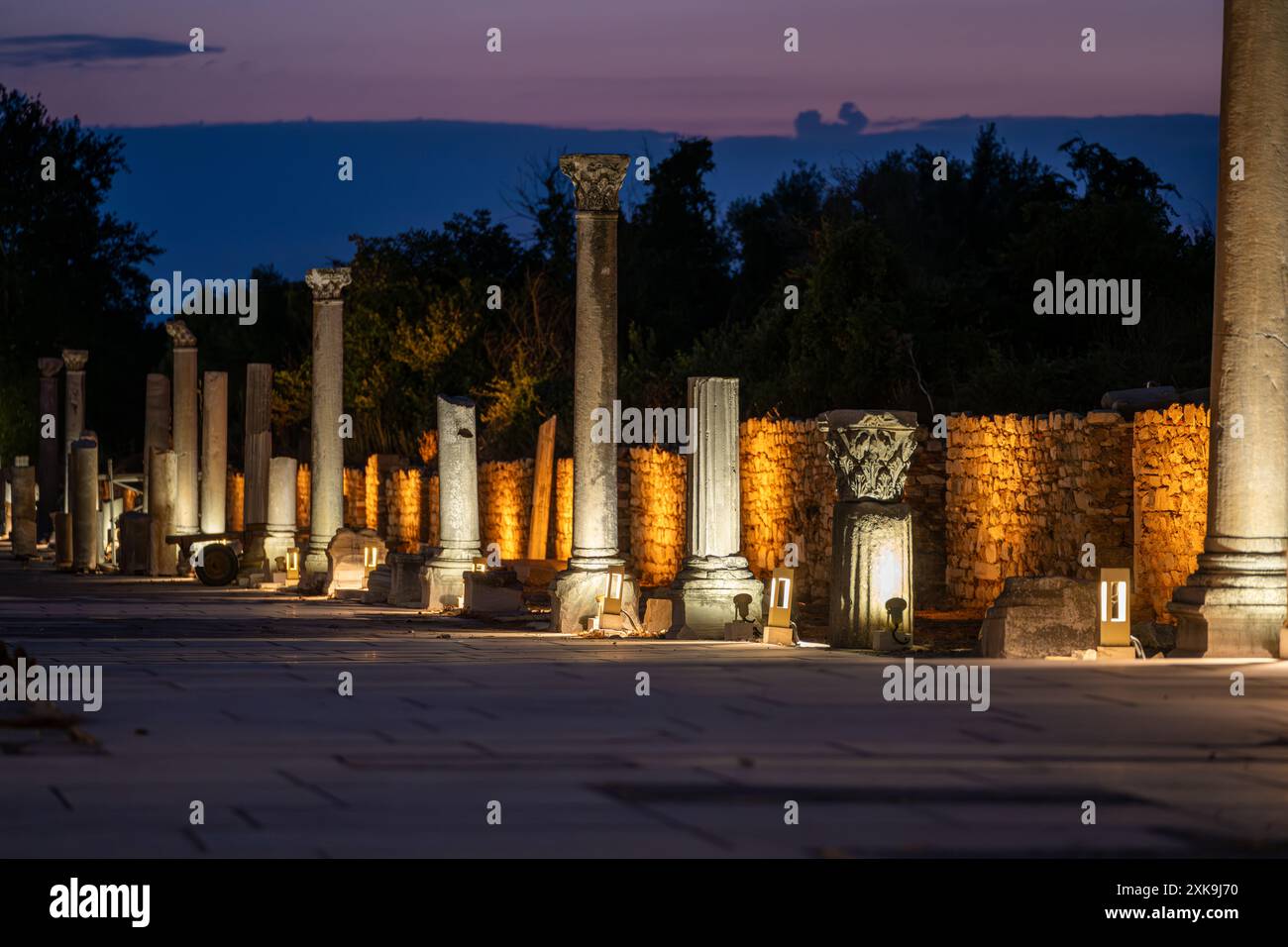 Vista serale della strada colonnata nell'antica città di Efeso a Selcúk Foto Stock
