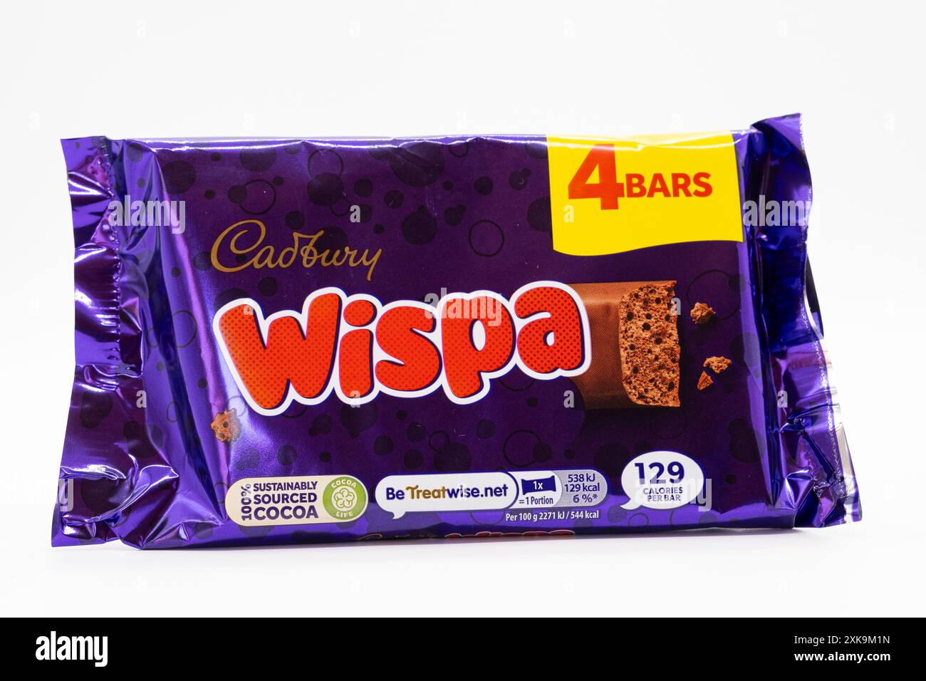 Irvine, Scozia, Regno Unito - 17 giugno 2024: Confezione di barrette di cioccolato Wispa a marchio Cadbury in un involucro di plastica con icone grafiche e i generali Foto Stock